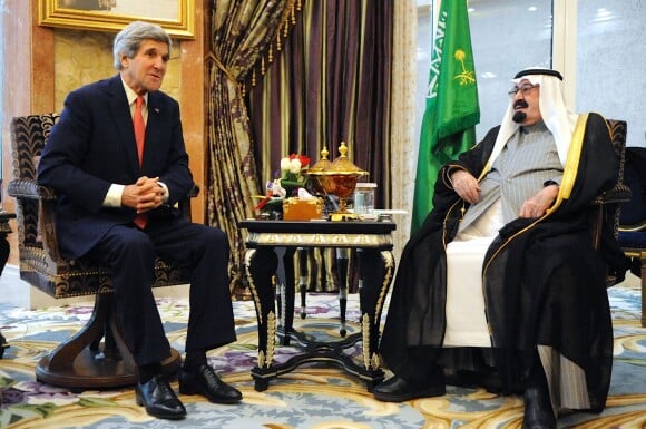 Le roi Abdallah d'Arabie saoudite recevant le secrétaire d'Etat américain John Kerry dans le désert à Rawdhat Khuraim, le 5 janvier 2014.