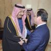 Le prince héritier Salmane d'Arabie saoudite accueillant François Hollande le 29 décembre 2013 à Riyad