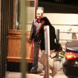 George Clooney et sa compagne Amal Alamuddin s'en vont après avoir dîné avec John Krasinski et sa femme Emily Blunt dans le restaurant Kazu Sushi à Studio City (Los Angeles) le 27 mars 2014