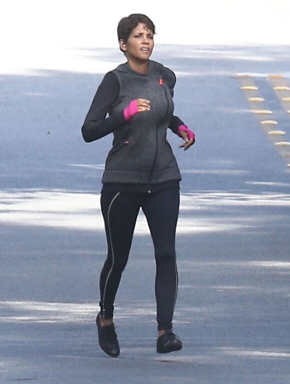 Halle Berry sur le tournage de la série "Extant" à Pasadena, le 20 mars 2014