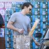 Olivier Martinez va acheter une baguette de pain à West Hollywood, le 1er février 2014