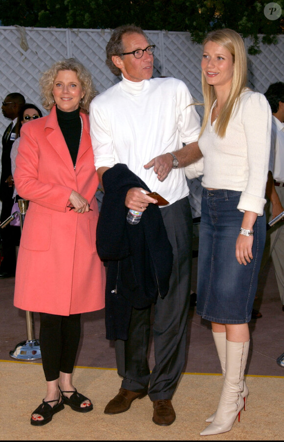 Gwyneth Paltrow avec ses parents Blythe Danner et Bruce Paltrow en 2002 à Los Angeles