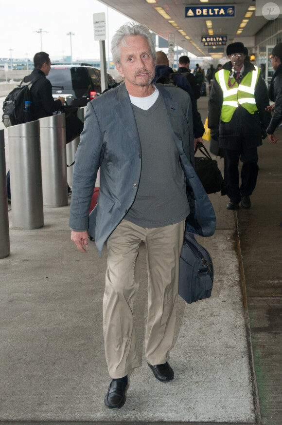 Michael Douglas à New York à l'aéroport de La Guardia, le 28 mars 2014.