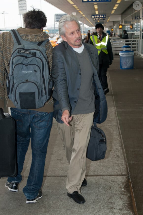Michael Douglas à l'aéroport de La Guardia de New York, le 28 mars 2014.