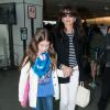 Catherine Zeta-Jones avec sa fille Carys à l'aéroport de La Guardia à New York le 28 mars 2014
