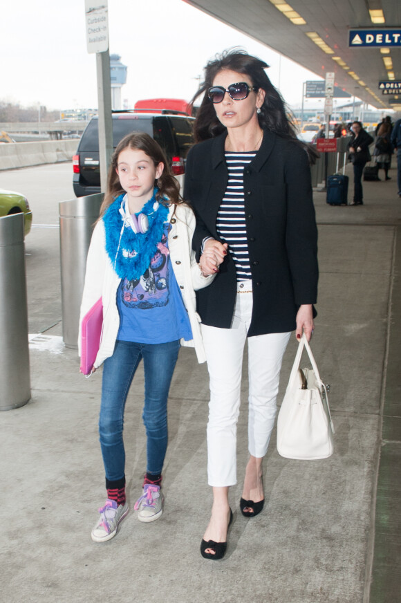 Catherine Zeta-Jones et sa fille, la petite Carys à l'aéroport de La Guardia à New York le 28 mars 2014