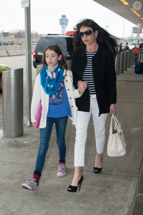 Catherine Zeta-Jones et sa fille Carys à l'aéroport de La Guardia à New York le 28 mars 2014