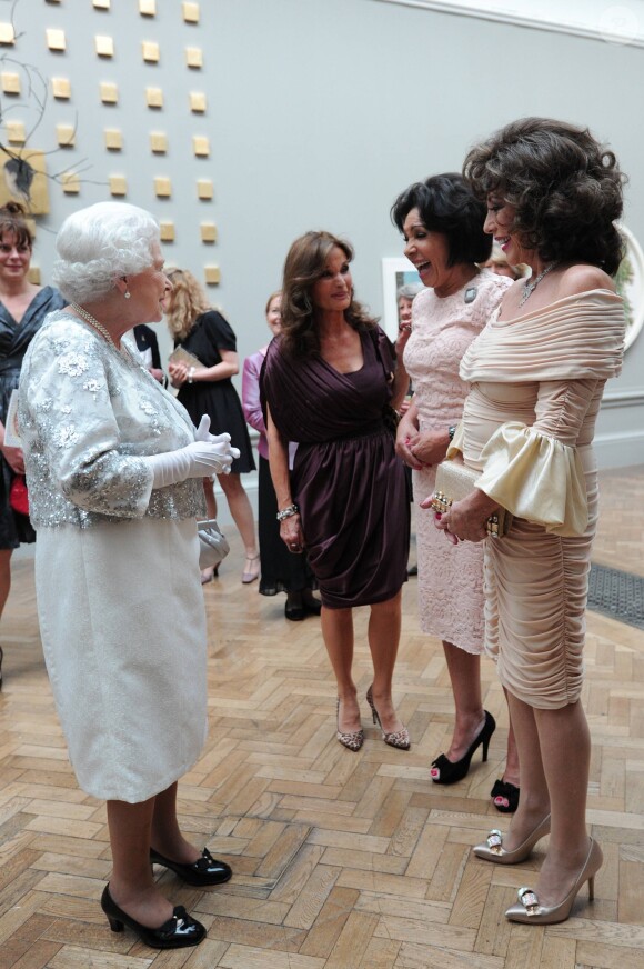 Joan Collins (droite), Shirley Bassey (centre) et Kate O'Mara (gauche) lors d'une visite de la reine Elisabeth II à la Royal Academy of Arts à Londres le 23 mai 2012