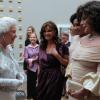 Joan Collins (à droite), Shirley Bassey (centre) et Kate O'Mara (gauche) lors d'une visite de la reine Elisabeth II à la Royal Academy of Arts à Londres le 23 mai 2012