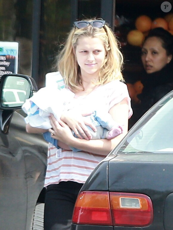 Exclusif - Teresa Palmer et son mari Mark Webber vont faire des courses avec leur fils Bodhi à Los Feliz, le 28 mars 2014.
