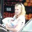 Exclusif - L'actrice Teresa Palmer et son mari Mark Webber vont faire des courses avec leur fils Bodhi à Los Feliz, le 28 mars 2014.