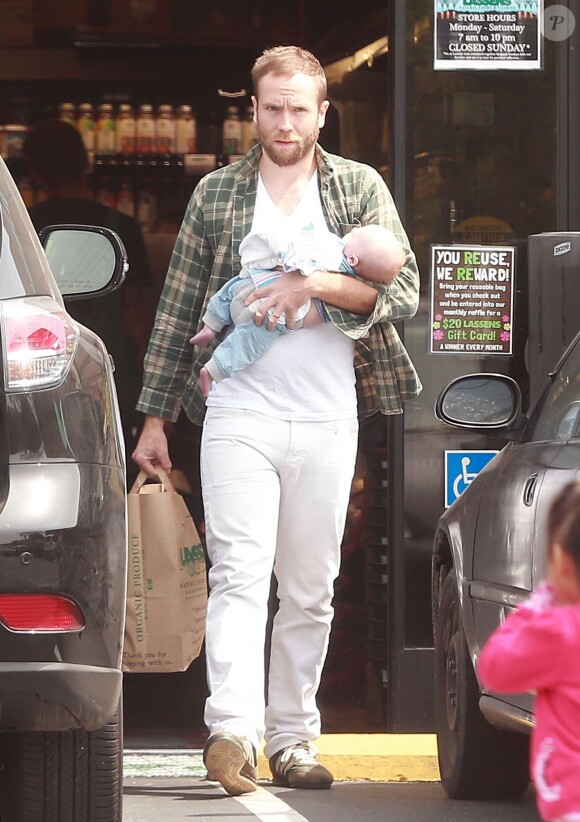 Exclusif - L'actrice Teresa Palmer et son mari Mark Webber vont faire des courses avec leur fils Bodhi à Los Feliz, le 28 mars 2014.
