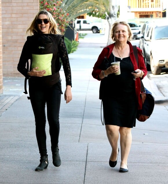 Exclusif - Teresa Palmer, son fils Bodhi et sa mère Paula Sanders dans les rues de West Hollywood, le 27 mars 2014.
