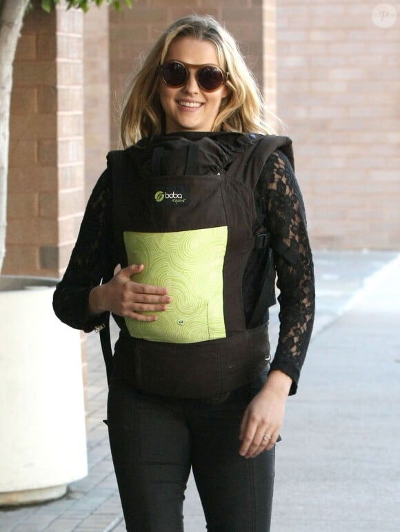 Exclusif - Teresa Palmer, son fils Bodhi et sa mère Paula Sanders dans les rues de West Hollywood, le 27 mars 2014.