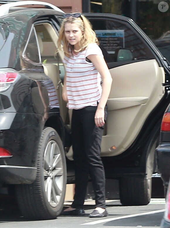Exclusif - Teresa Palmer et son mari Mark Webber vont faire des courses avec leur fils Bodhi à Los Feliz, le 28 mars 2014.