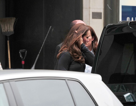 Kate Middleton a effectué une discrète virée shopping chez Gap sur Kensington High Street le 31 mars 2014, escortée par trois agents de protection, pour acheter des vêtements pour le prince George pour leur tournée officielle en Nouvelle-Zélande et en Australie.