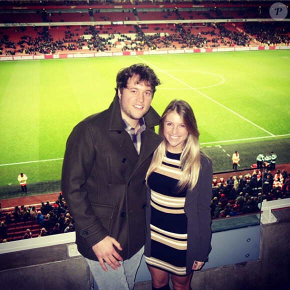 Matthew Stafford, quarterback des Detroit Lions en NFL, et Kelly Hall à l'Emirates Stadium d'Arsenal, à Londres, en février 2014. Le couple s'est fiancé en mars 2014.