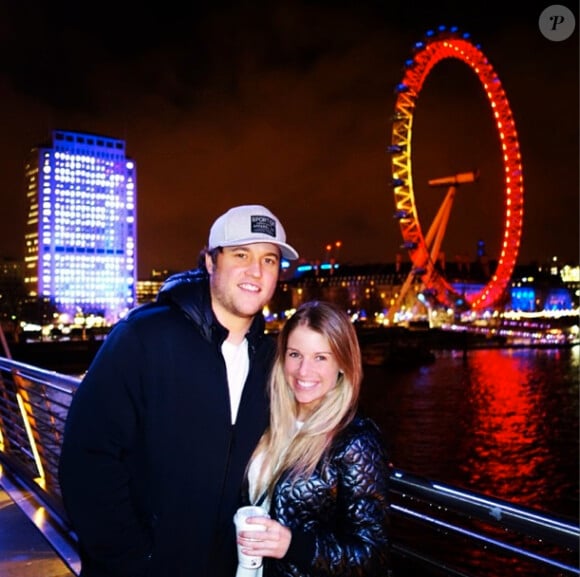 Matthew Stafford, quarterback des Detroit Lions en NFL, et Kelly Hall, en voyage à Londres en février 2014. Le couple s'est fiancé en mars 2014.