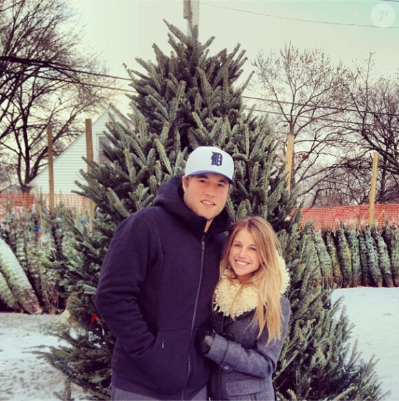 Matthew Stafford, quarterback des Detroit Lions en NFL, et Kelly Hall lors des fêtes de fin d'année 2013. Le couple s'est fiancé en mars 2014.