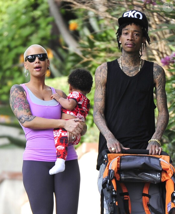 Amber Rose et son mari Wiz Khalifa promènent leur fils Sebastian à Los Angeles, le 28 janvier 2014. 