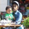 Wiz Khalifa avec son fils Sebastian à Los Angeles, le 17 mars 2014.