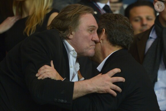 Gérard Depardieu embrasse Nicolas Sarkozy - Au Parc des Princes pour le match PSG-Chelsea en quart de final de la Ligue des Champions, à Paris le 2 avril 2014.