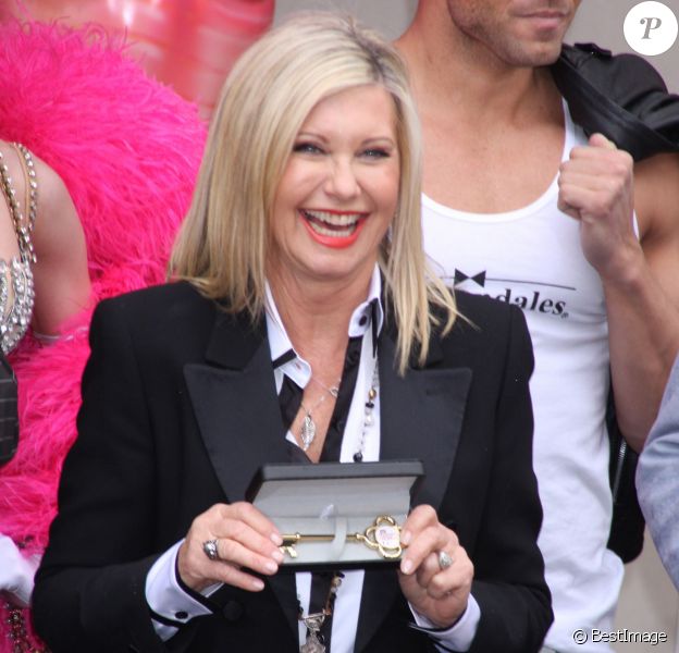 Olivia Newton-John re&ccedil;oit les cl&eacute;s de la ville de Las Vegas lors d'une c&eacute;r&eacute;monie en son honneur au Flamingo Hotel &agrave; Las Vegas. Le 2 avril 2014.
