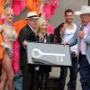 Olivia Newton-John reçoit les clés de la ville de Las Vegas lors d'une cérémonie en son honneur au Flamingo Hotel en marge de ses concerts en résidence. Le 2 avril 2014.