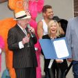  Olivia Newton-John re&ccedil;oit les cl&eacute;s de la ville de Las Vegas lors d'une c&eacute;r&eacute;monie en son honneur au Flamingo Hotel en marge de ses concerts en r&eacute;sidence. Le 2 avril 2014. 