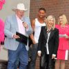 Olivia Newton-John reçoit les clés de la ville de Las Vegas lors d'une cérémonie en son honneur au Flamingo Hotel en marge de ses concerts en résidence. Le 2 avril 2014.