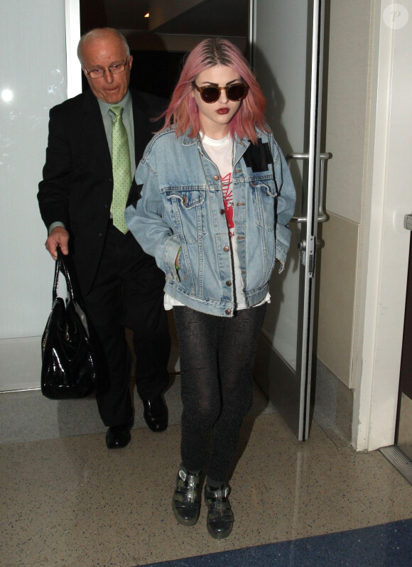 Frances Bean Cobain, la fille de Courtney Love et Kurt Cobain, quitte l'aéroport de Los Angeles, le 12 octobre 2012.