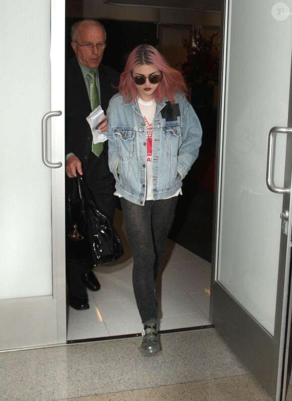 Frances Bean Cobain, la fille de Courtney Love et Kurt Cobain, quitte l'aéroport de Los Angeles, le 12 octobre 2012.