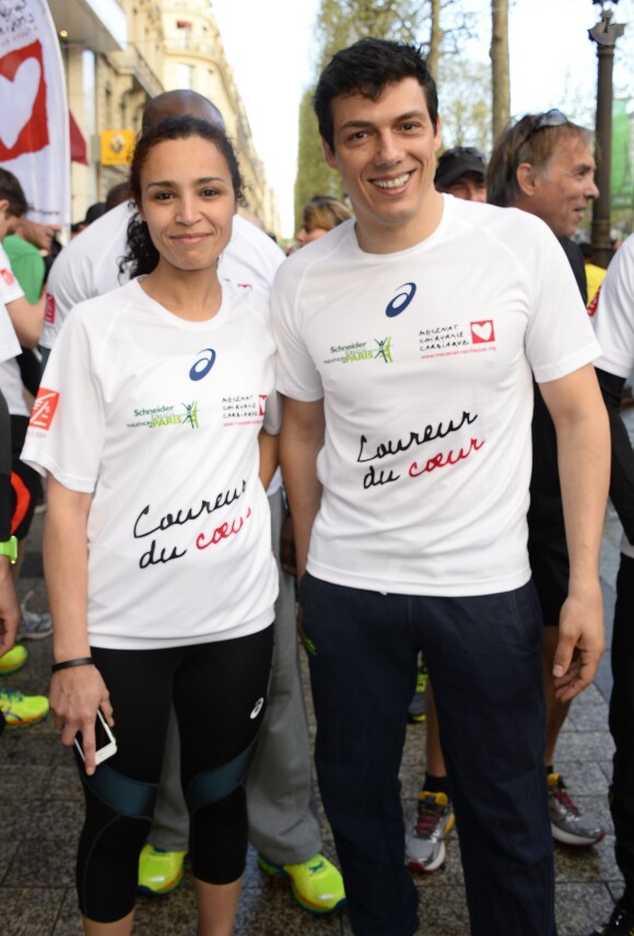 Aïda Touihri et Taïg Khris au départ du Marathon de Paris le 6 avril 2014, près des Champs-Elysées (Paris).