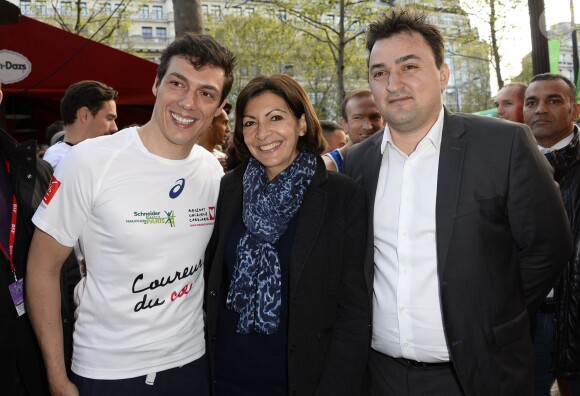 Taïg Khris et Anne Hidalgo au départ du Marathon de Paris le 6 avril 2014, près des Champs-Elysées (Paris).