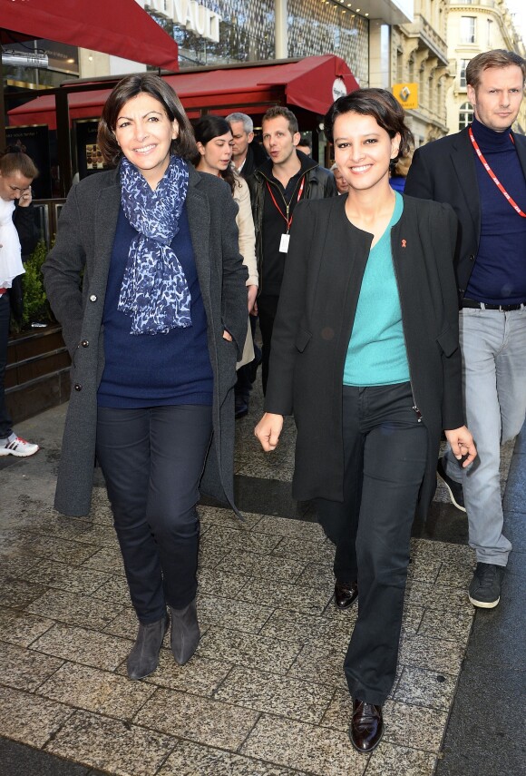 Anne Hidalgo et Najat Vallaud-Belkacem au départ du Marathon de Paris le 6 avril 2014, près des Champs-Elysées (Paris).