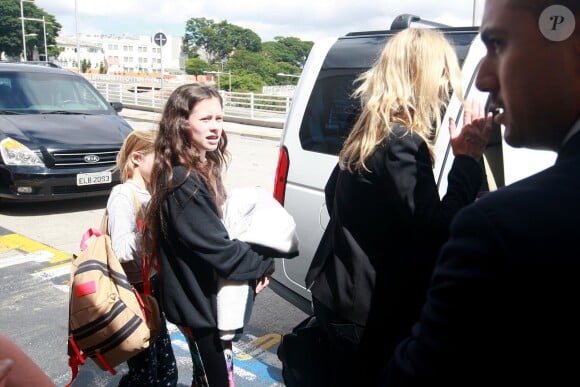 La sublime Kate Moss et sa fille Lila arrivent à Sao Paulo le 4 avril 2014, pour assister au gala de l'amfAR.