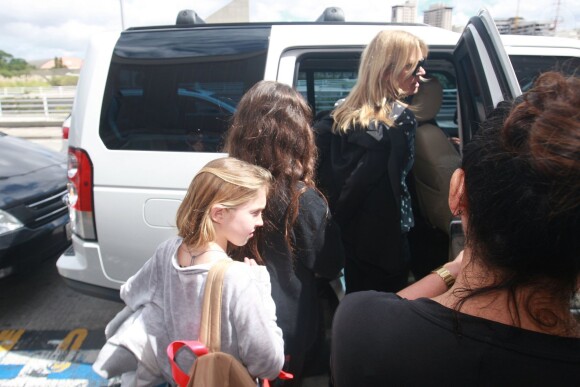 La magnifique Kate Moss et sa fille Lila arrivent à Sao Paulo le 4 avril 2014, pour assister au gala de l'amfAR.