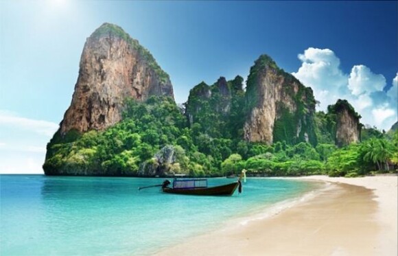 Photo d'une plage en Thaïlande postée par Kim Kardashian le 2 avril 2014. Un cliché qu'elle a trouvé sur Google Images
