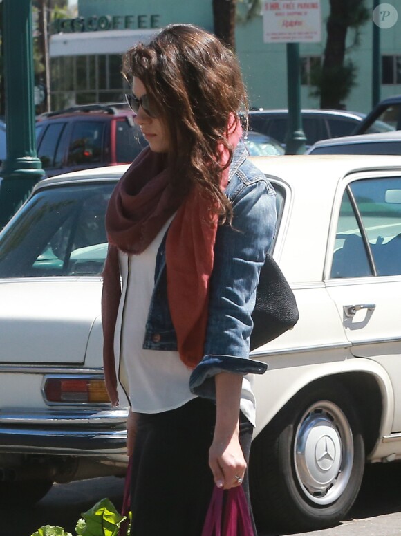 Exclusif - Mila Kunis, enceinte, dans les rues de Studio City, le 7 avril 2014.
