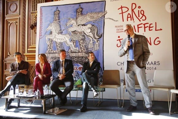 Alain Ducasse s'exprime sous l'oeil de Juan-Carlos Capelli, Virginie Coupérie-Eiffel, Jan Tops et Guillaume Canet lors de la présentation de la 1re édition du Paris Eiffel Jumping, le 8 avril 2014 à l'Hôtel de Ville de Paris.