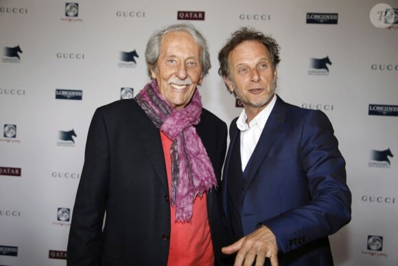 Jean Rochefort et Charles Berling, de belle humeur, lors de la présentation de la 1re édition du Paris Eiffel Jumping, le 8 avril 2014 à l'Hôtel de Ville de Paris.