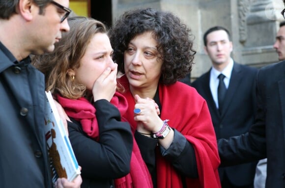 Camille Deforges-Pauvert (Fille de Régine Deforges) et les petits-enfants - Sortie des obsèques de Régine Deforges en l'église de Saint-Germain-des-Prés à Paris. Le 10 avril 2014.