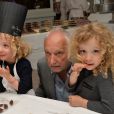 Exclusif - François Berléand avec ses jumelles Adèle et Lucie lors d'un goûter de Pâques tout chocolat à l'Hôtel de Vendôme à Paris le 9 avril 2014.