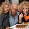 Exclusif - François Berléand avec ses jumelles Adèle et Lucie lors d'un goûter de Pâques tout chocolat à l'Hôtel de Vendôme à Paris le 9 avril 2014.