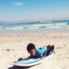 Shy'm profite de ses vacances en Afrique du Sud et apprend à faire du surf. Avril 2014.