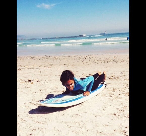 Shy'm profite de ses vacances en Afrique du Sud et apprend à faire du surf. Avril 2014.