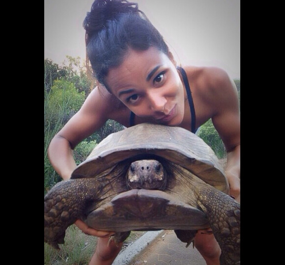 Shy'm profite de ses vacances en Afrique du Sud et fait connaissance avec une tortue. Avril 2014.