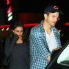 Ashton Kutcher et sa fiancée Mila Kunis, enceinte de leur premier enfant, sortent de chez Umami Burger à Toluca Lake, Los Angeles, le samedi 12 avril 2014.
