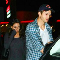 Mila Kunis, enceinte, et Ashton Kutcher : Un futur papa aux petits soins !