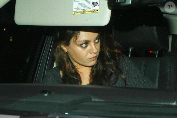 Mila Kunis, enceinte de son premier enfant, sort de chez Umami Burger à Toluca Lake, Los Angeles, le samedi 12 avril 2014.